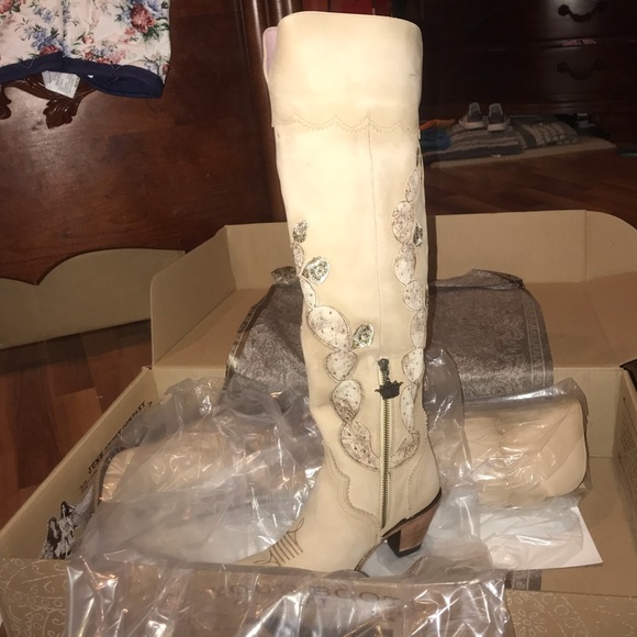 NWT! HARD TO HANDLE BY LANE! - Picture 5 of 8